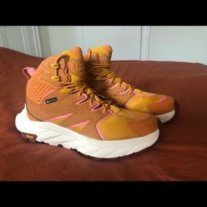 HOKA Anacapa Mid GTX Womens 8